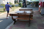 изработка на битова дървена маса с две пейки