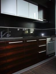 Обзавеждане за кухня от MDF естествен фурнир и дъб