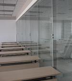 изработка на стъклена интериорна стена
