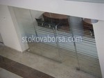 изработка на стъклена преградна стена