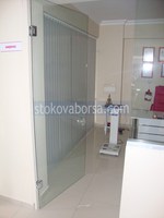 изработка и монтаж на стъклена врата с едно крило