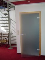 стъклена врата с едно крило по поръчка