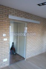 изработка на стъклена врата с едно крило