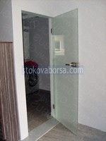 врата стъклена с едно крило