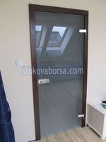 еднокрилна стъклена врата