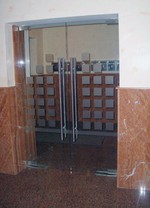 стъклена врата с две отварящи се крила
