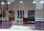 изработка на стъклена врата с две отварящи се крила