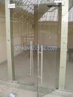 изработка на стъклена врата с две отварящи се крила