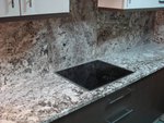 облицоване по поръчка на кухненски плот с гранит