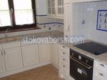 облицоване по поръчка на кухненски плот с гранит