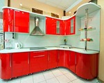 матови чревени кръгли кухни с бял плот